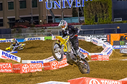 Suzuki_Factory_Racing_PR_Tickle_1